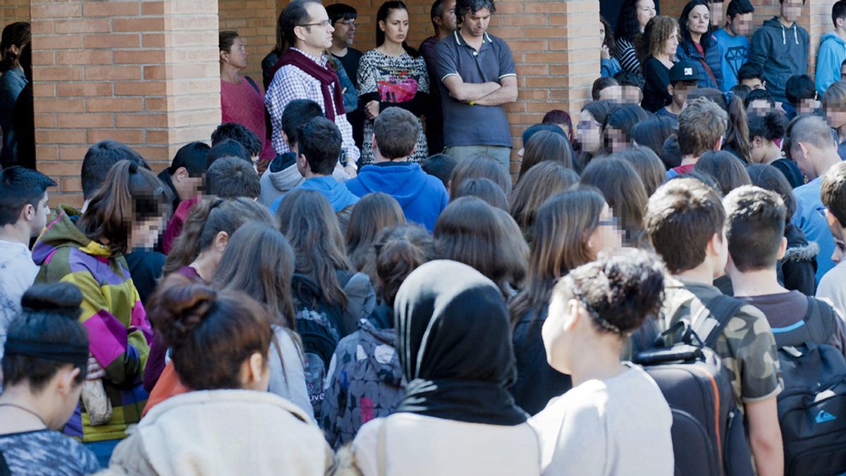 Minuto de silencio en el instituto Joan Fuster de Barcelona