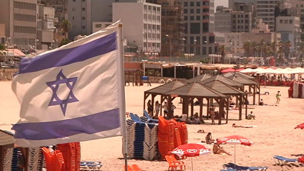 Playa de Tel Aviv con la bandera de Israel Playa de Tel Aviv con la bandera de Israel