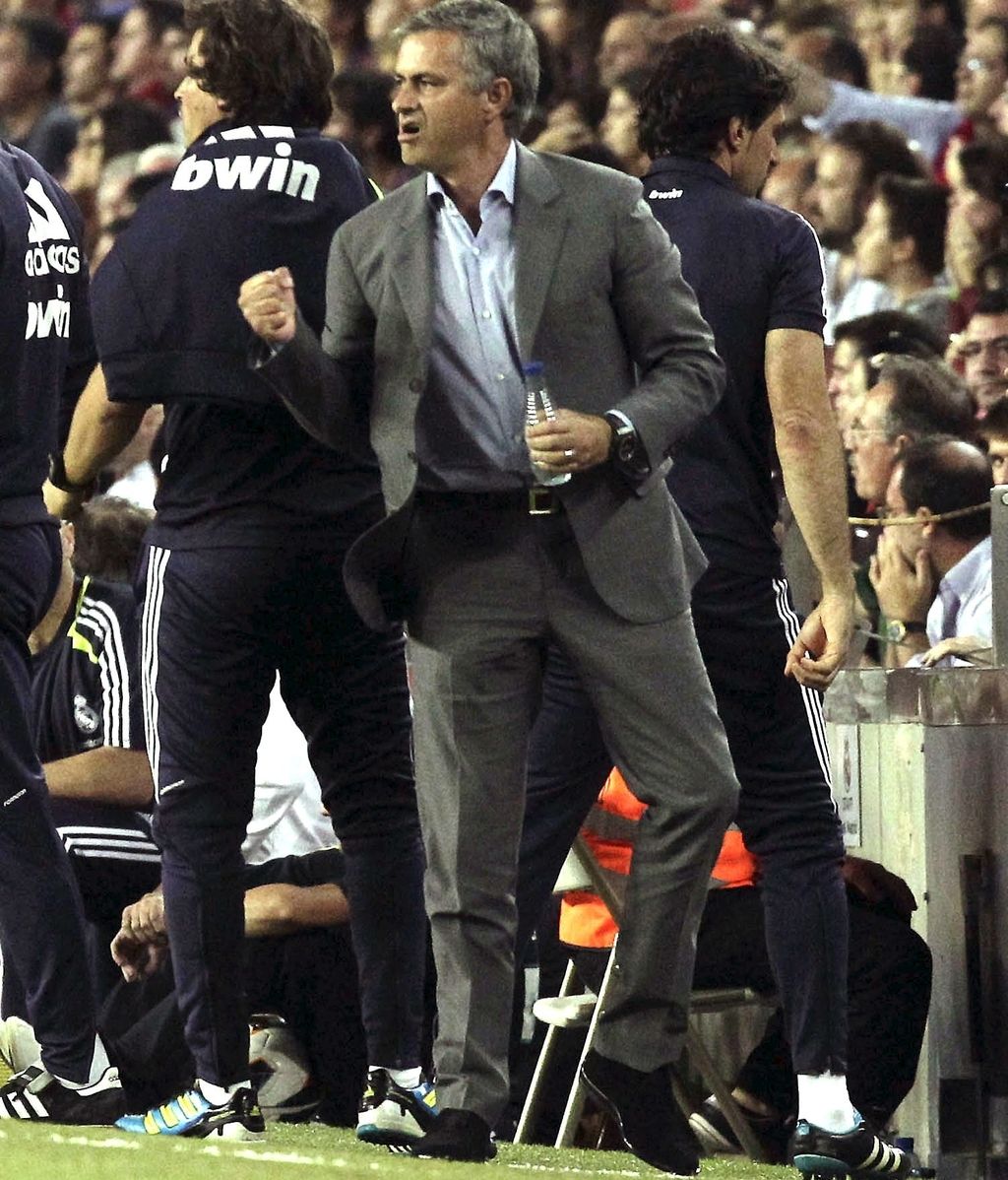 Mourinho, durante el encuentro en el Camp Nou