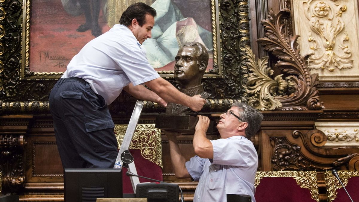 Colau retira el busto de don Juan Carlos del Salón de plenos del Ayuntamiento de Barcelona
