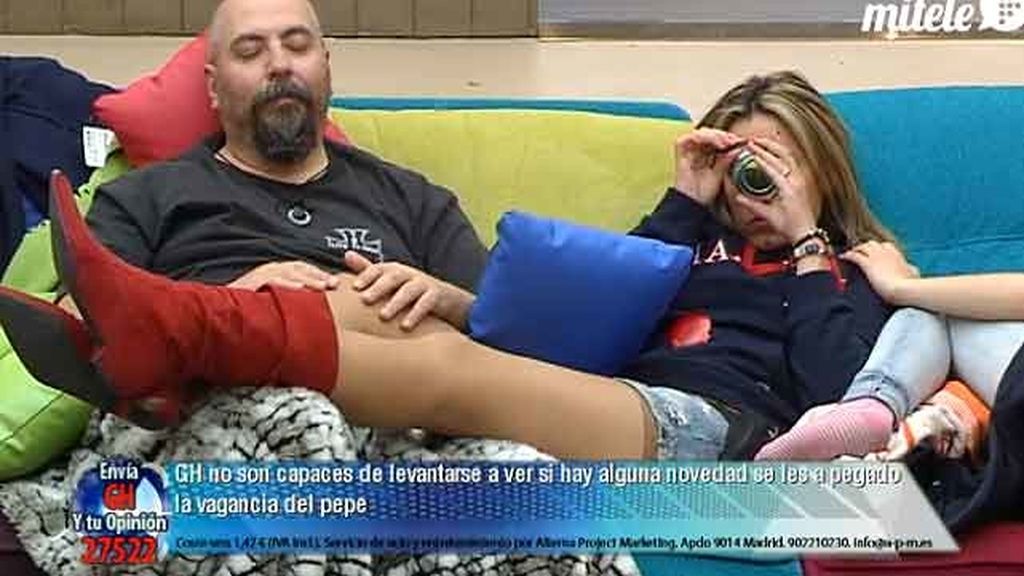 Juan, además de dejarse querer, también se deja depilar las cejas...