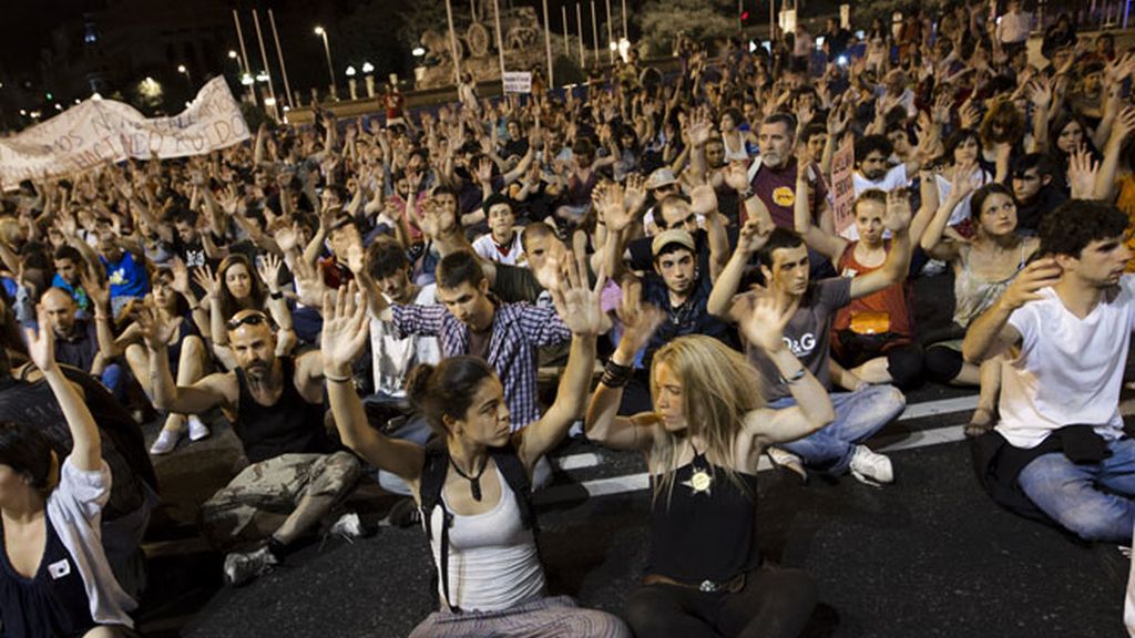 Los indignados hacen una sentada en la plaza de Cibeles.