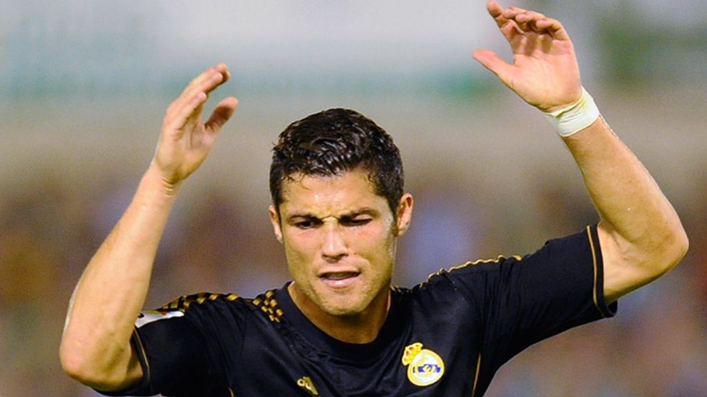 Cristiano Ronaldo se lamenta de una ocasión fallada en El Sardinero. Cristiano Ronaldo se lamenta de una ocasión fallada en El Sardinero.