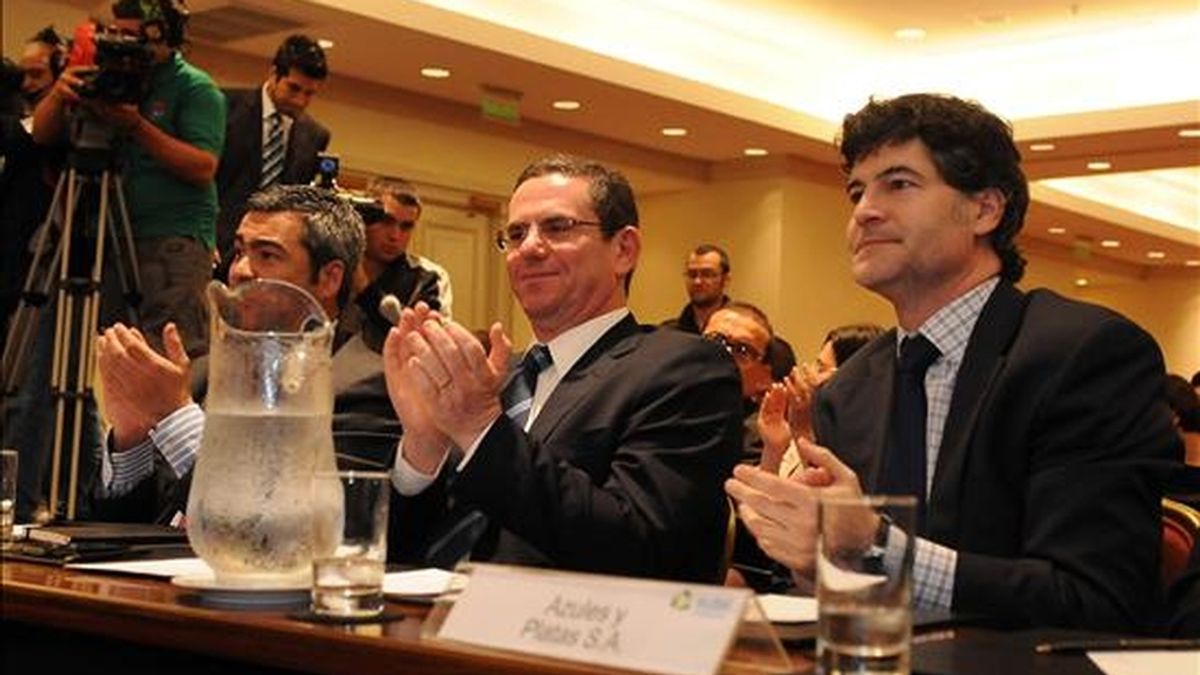 El representante de la compañía Telefónica de España Sergio Regueros (c) aplaude junto a sus compañeros el 7 de enero de 2011, en San José (Costa Rica), tras realizar la oferta más alta de 95 millones de dólares, arriba de los 77 millones de dólares propuestos por América Móvil de México, para adjudicarse una de las licitaciones que le permitiría a la empresa operar en Costa Rica. EFE El representante de la compañía Telefónica de España Sergio Regueros (c) aplaude junto a sus compañeros el 7 de enero de 2011, en San José (Costa Rica), tras realizar la oferta más alta de 95 millones de dólares, arriba de los 77 millones de dólares propuestos por América Móvil de México, para adjudicarse una de las licitaciones que le permitiría a la empresa operar en Costa Rica. EFE