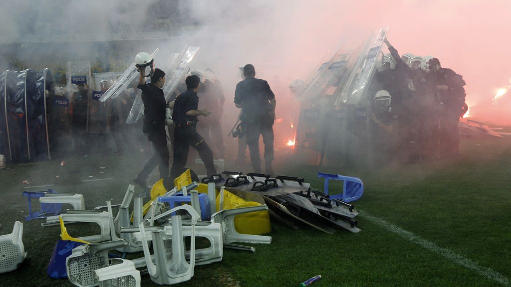 Duro enfrentamiento de los hinchas del Fenerbahce con la policía