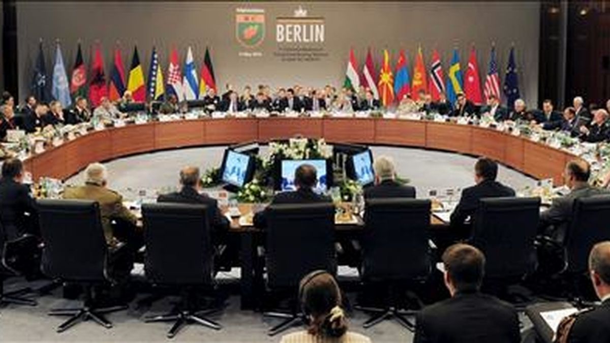 Los ministros de Defensa y los jefes de Estado Mayor de los países participantes en la Fuerza Internacional de Asistencia para la Seguridad de Afganistán (ISAF) analizan su misión en una reunión celebrada este martes en Berlín. EFE