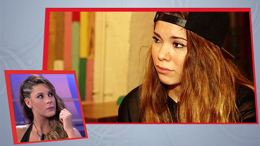 Julen le enseña a Margareth el video del delito