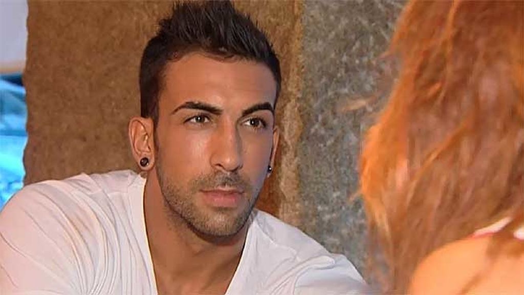 Un beso con 'lengua dura'