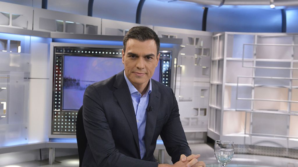 Pedro Sánchez en el plató de Informativos Telecinco con Pedro Piqueras