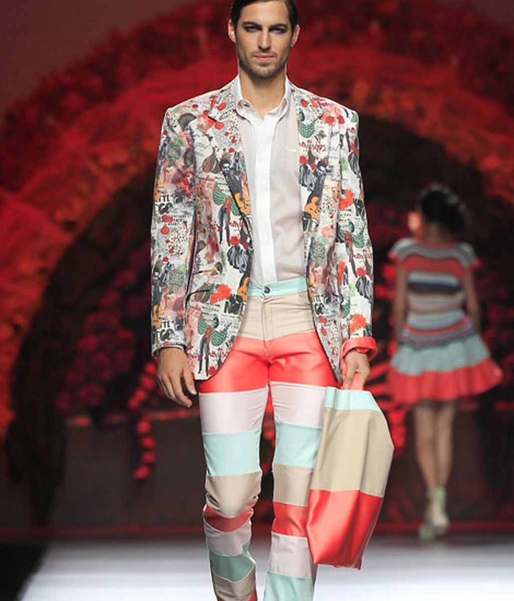 Una pasarela llena de flores y color