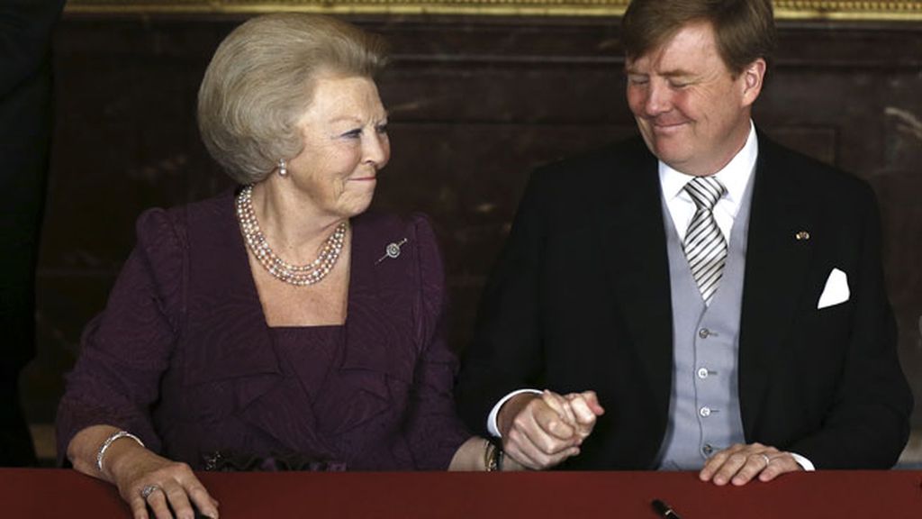 Beatriz, emocionada, sonríe a su hijo