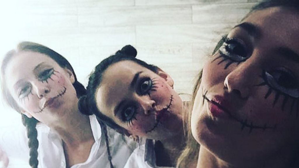 Pauline Ducret y sus amigas se disfrazan de muñecas diavólicas y ponen morritos