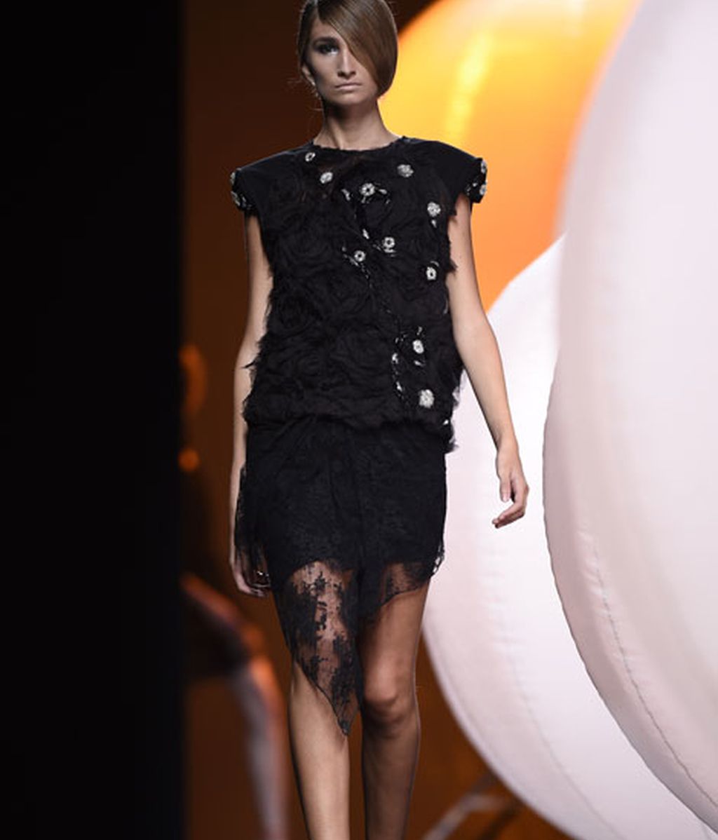 Bordados y drapeados rompen la geometría