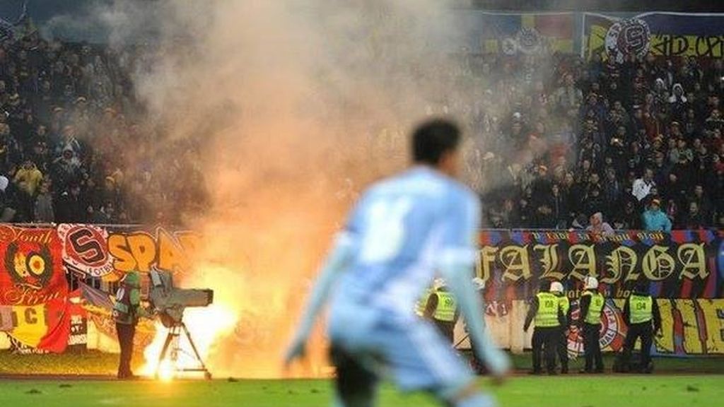 El viejo derbi de Checoslovaquia saca lo peor del fútbol El viejo derbi de Checoslovaquia saca lo peor del fútbol