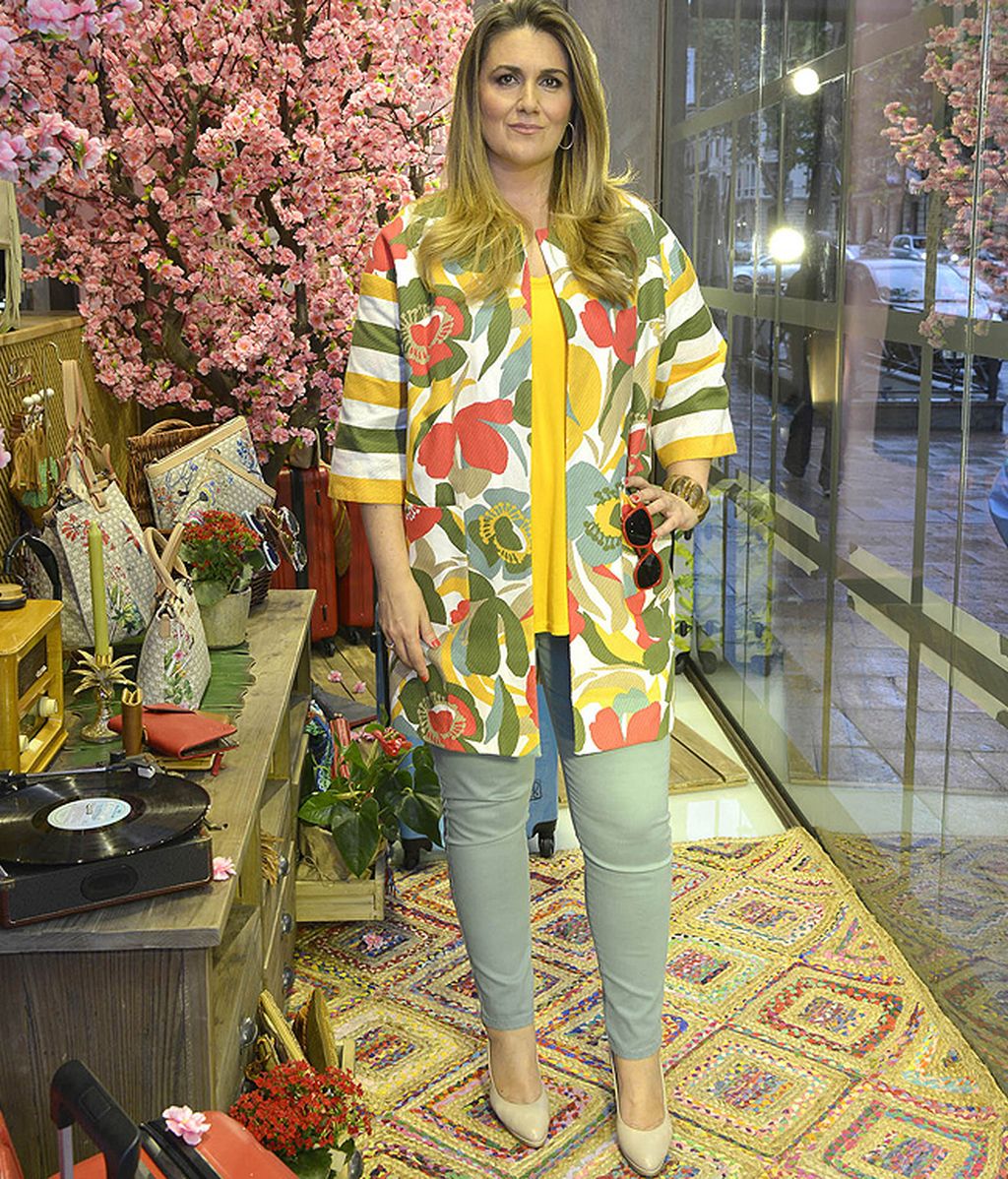 Los colaboradores posan en el escaparate de Salvador Bachiller