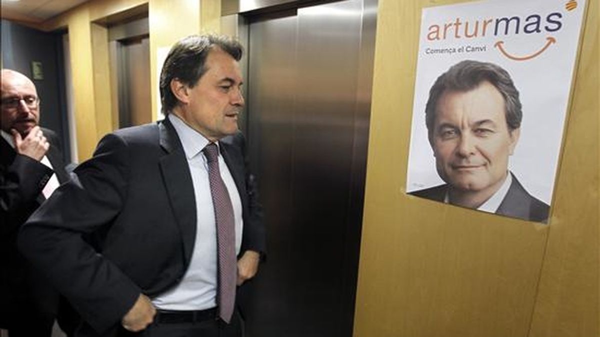 El lider de Convergencia i Unió ( CiU ), Artur Mas, vencedor en las elecciones autonómicas celebradas ayer, a su llegada esta mañana a la sede convergente donde los trabajadores lo han recibido con vítores y gritos de "president, president". EFE