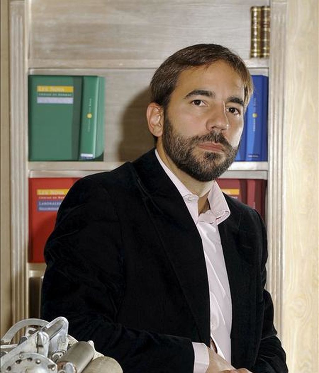 El director general de la editorial jurídica Lex Nova, Daniel Tejada, ha afirmado que la redacción "deliberadamente difusa" de la nueva Ley de Reforma Laboral derivará en una situación de "inseguridad jurídica" para jueces y empresas. Así lo ha manifestado Tejada en una entrevista con EFE, tras el análisis comparativo pormenorizado de normativa laboral que ha llevado a cabo un equipo de expertos de la editorial, la única del área jurídica con capital cien por cien español, cuyas conclusiones se difundirán a los más de 40.000 clientes de esta empresa, bien a través de la web, bien en soporte papel. EFE El director general de la editorial jurídica Lex Nova, Daniel Tejada, ha afirmado que la redacción "deliberadamente difusa" de la nueva Ley de Reforma Laboral derivará en una situación de "inseguridad jurídica" para jueces y empresas. Así lo ha manifestado Tejada en una entrevista con EFE, tras el análisis comparativo pormenorizado de normativa laboral que ha llevado a cabo un equipo de expertos de la editorial, la única del área jurídica con capital cien por cien español, cuyas conclusiones se difundirán a los más de 40.000 clientes de esta empresa, bien a través de la web, bien en soporte papel. EFE