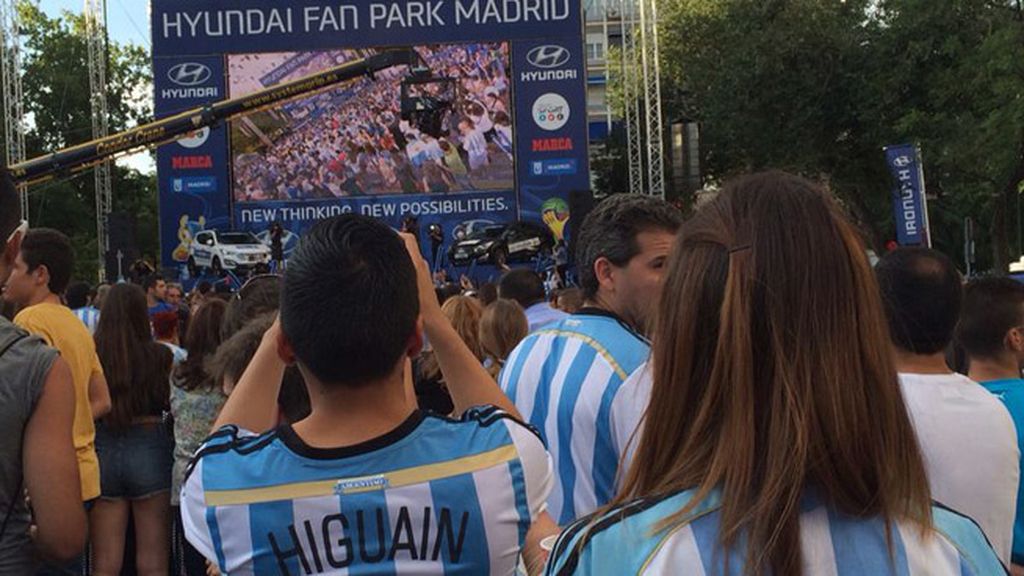 Los hinchas argentinos inundan de albiceleste el Hyundai Fan Park de Madrid