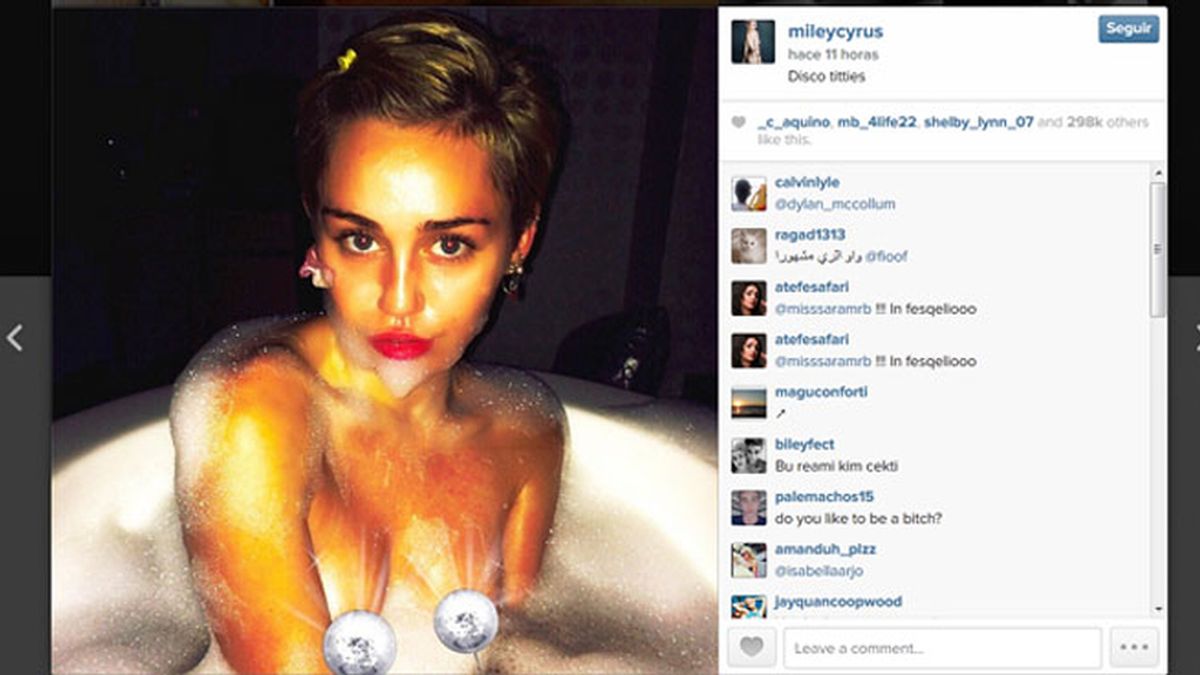 Miley Cyrus, topless en la bañera