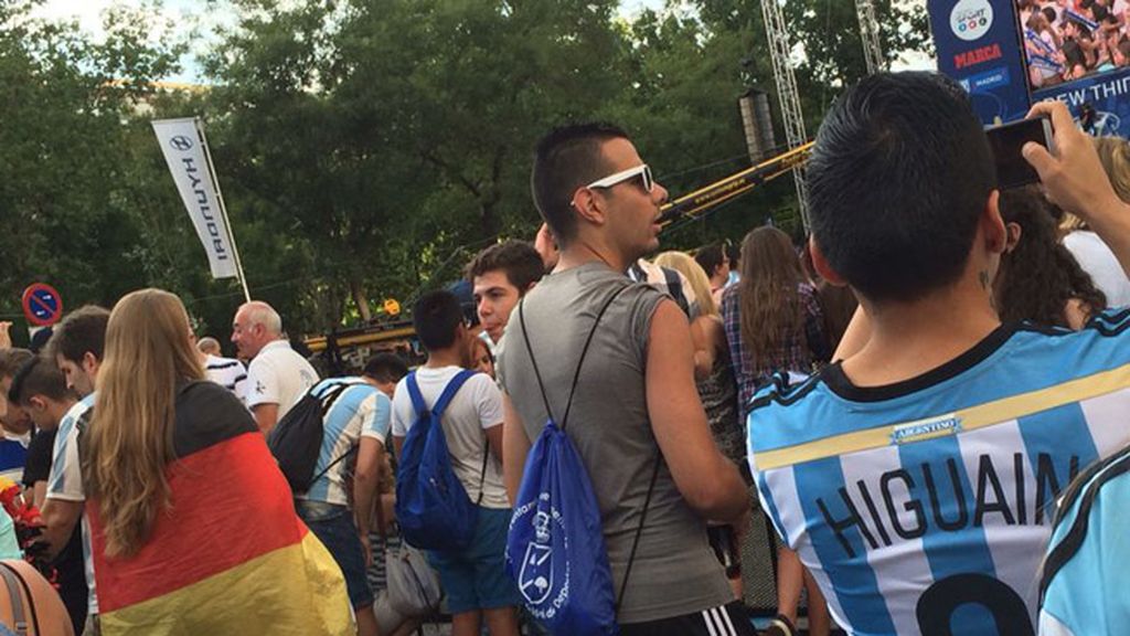 Los hinchas argentinos inundan de albiceleste el Hyundai Fan Park de Madrid