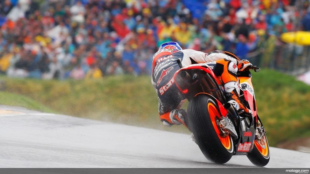 Casy Stoner se llevó la pole en una disputada clasificación bajo la lluvia