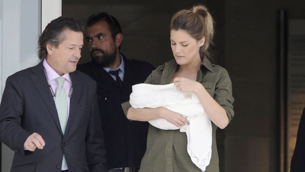 Amaia Salamanca presenta a su hija Olivia