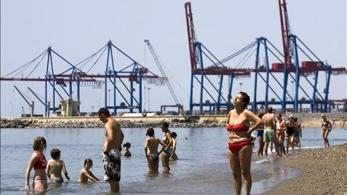 Numerosas personas aprovechan el buen tiempo y las altas temperaturas para tomar un baño en la playa de la Malagueta en la capital malagueña. EFE/Archivo