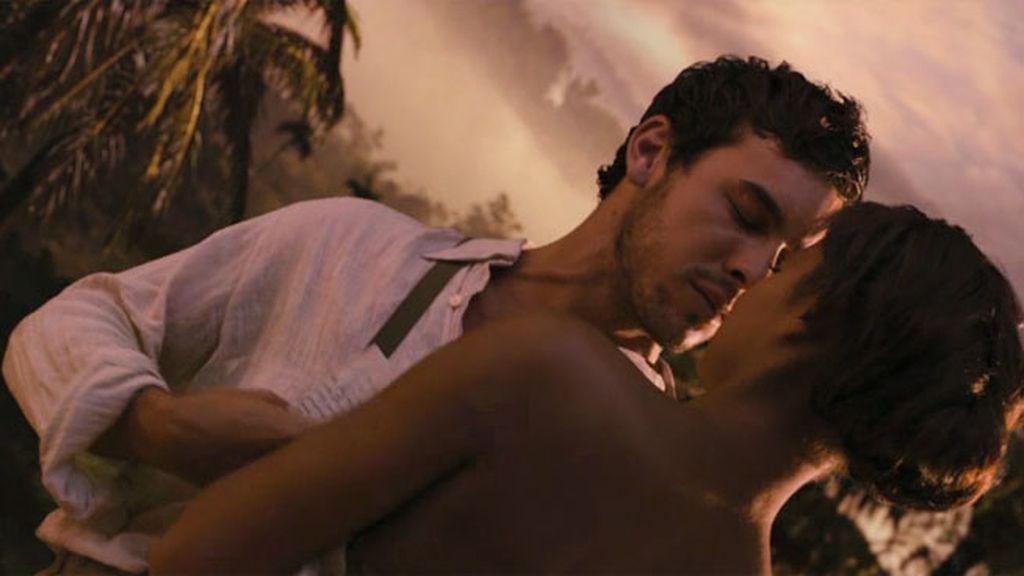 ¡El beso de Mario Casas con su pareja en 'Palmeras en la nieve'!