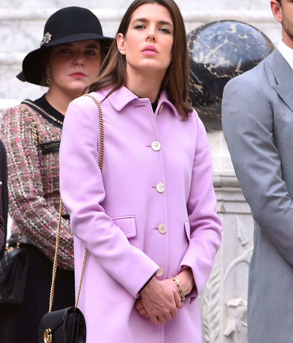Carlota Casiraghi eligió un abrigo rosa palo para celebrar el Día de Mónaco
