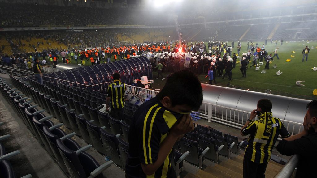 Duro enfrentamiento de los hinchas del Fenerbahce con la policía