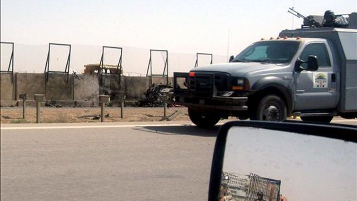Vehículos de las fuerzas de seguridad iraquíes junto al lugar donde un terrorista suicida detonó la carga que portaba en su camión, frente a la entrada de la prisión de Abu Ghraib, hoy en Bagdad (Irak). EFE
