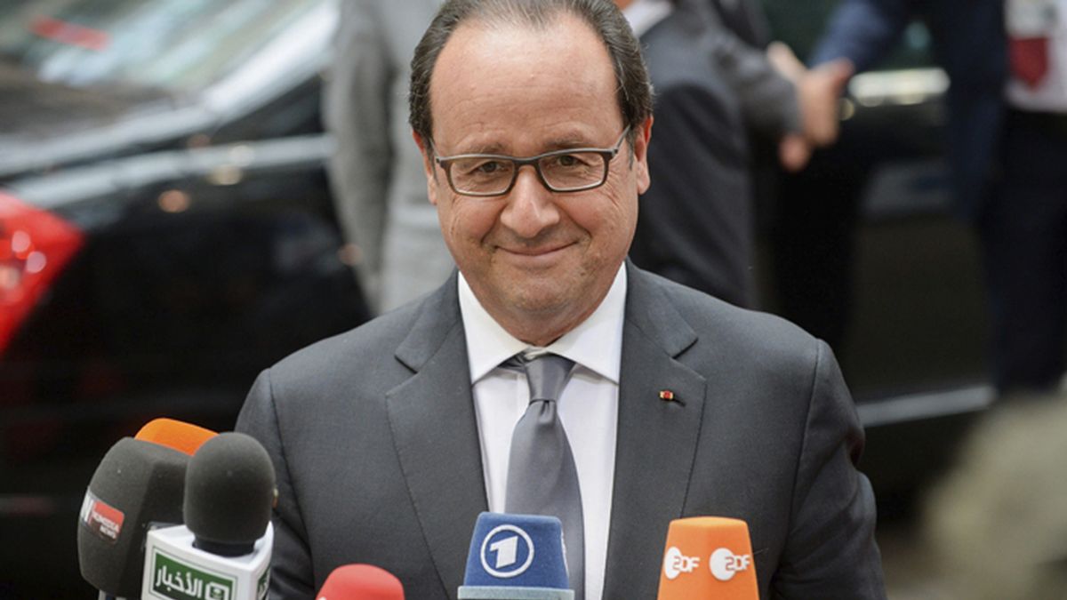 Hollande llega a la reunión del Eurogrupo