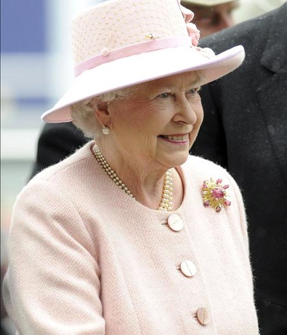 La Reina Isabel II de Inglaterra sonríe mientras asiste al derby Investec en el hipódromo de Epsom (Reino Unido) el 6 de junio pasado. EFE/Archivo