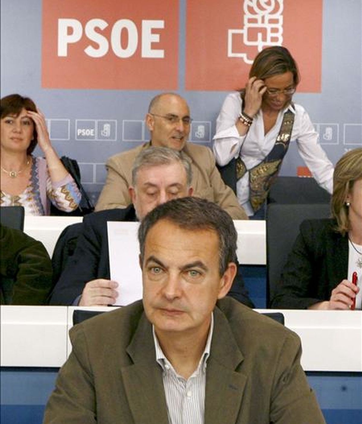 El presidente del Gobierno, José Luis Rodríguez Zapatero (c), durante la reunión hoy del Comité Federal del PSOE que tiene que aprobar la candidatura socialista a las elecciones europeas. EFE