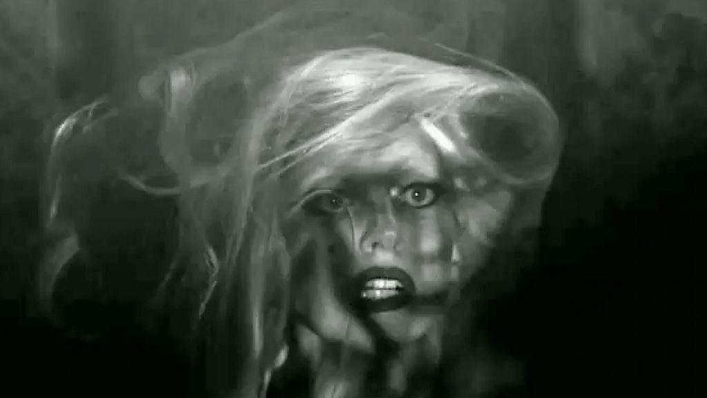 Lady Gaga, sensual y con poca ropa