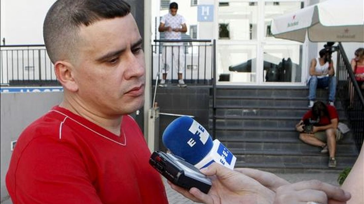 Uno de los siete disidentes cubanos que llegaron a España, Pablo Pacheco, hace declaraciones a la prensa en Madrid tras su liberación. EFE