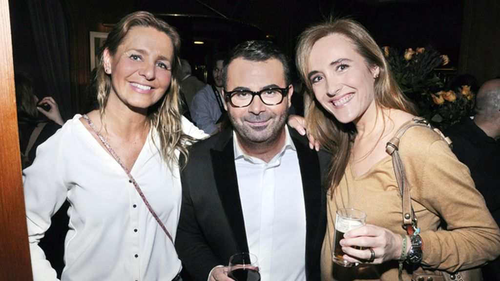 Jorge Javier posando con Ana Bustamante y Cristina Fernández