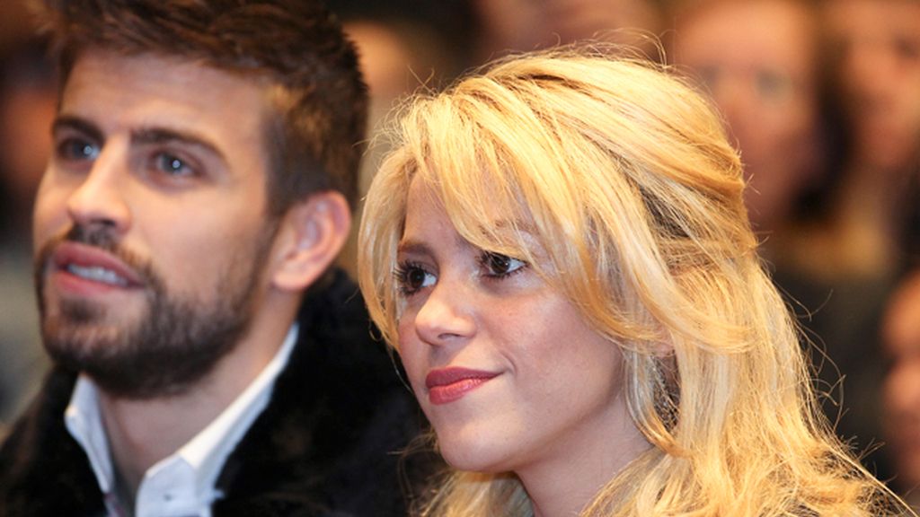 Gerard Piqué se lleva a Shakira a la presentación del libro de su padre