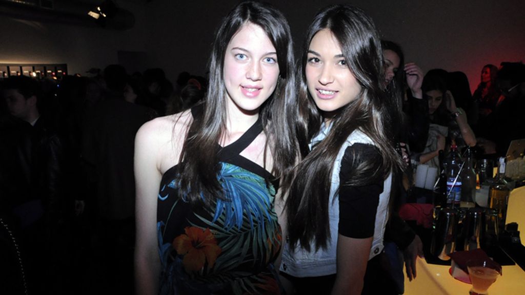 Malena Costa y Eva González, de uñas