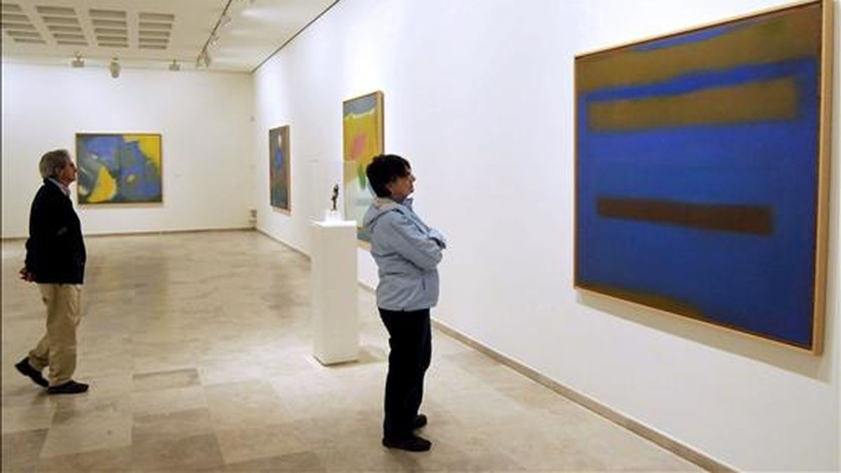 Dos personas observan algunas de las obras del Museo de Arte Contemperáneo de Segovia. EFE