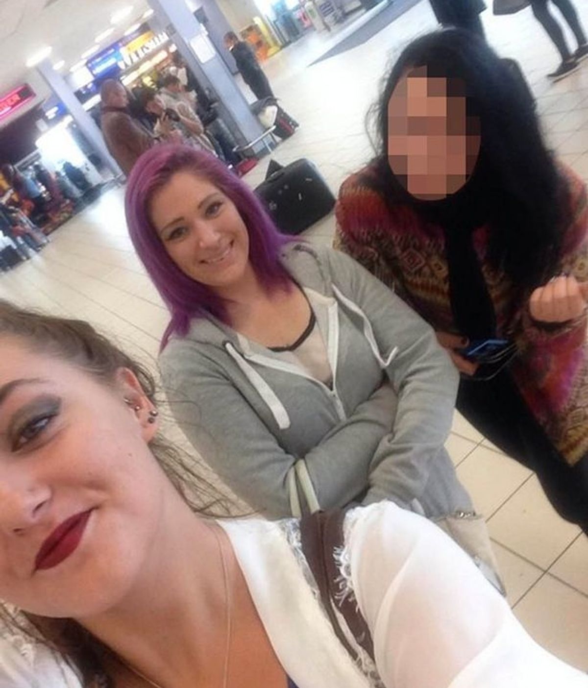 Un joven es recibido en el aeropuerto por sus tres novias