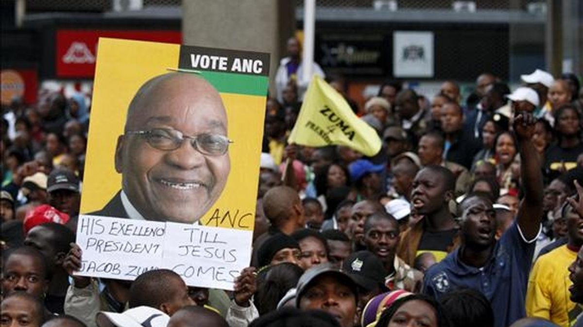 Seguidores del partido Congreso Nacional Africano (CNA) liderado por Jacob Zuma, celebran la su victoria electoral en los comicios del miércoles, en Johannesburgo (Sudáfrica), ayer. EFE