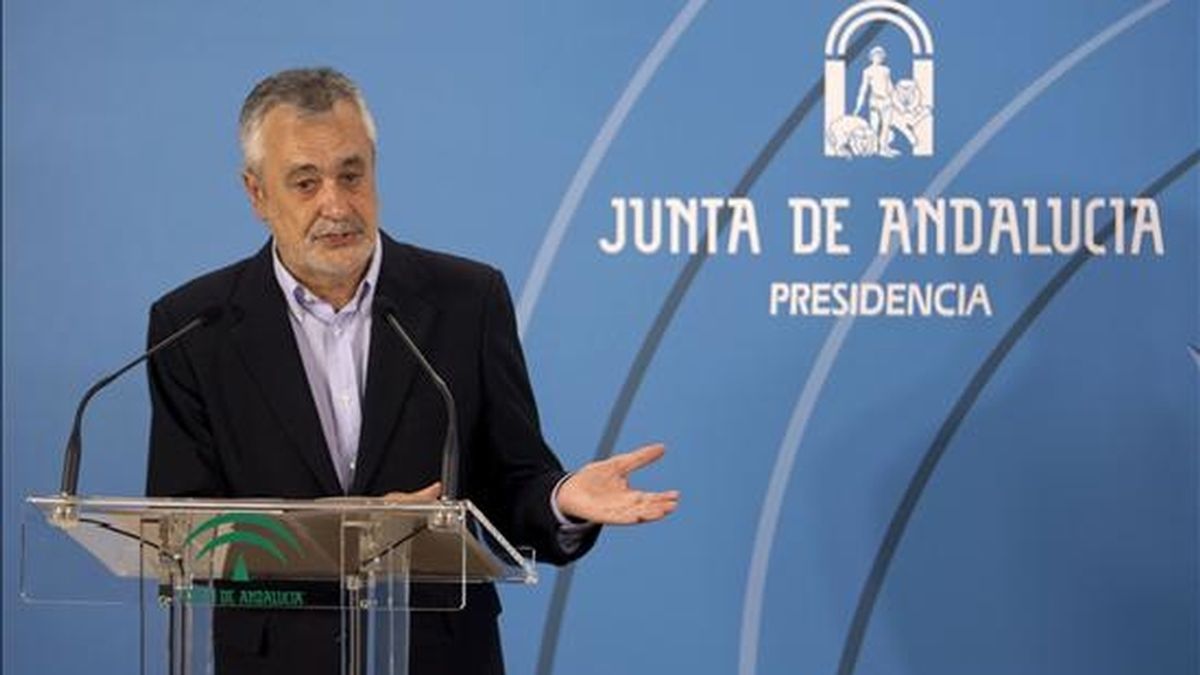 El presidente de la Junta de Andalucía, José Antonio Griñán, durante su comparecencia para valorar la decisión adoptada por el Banco de España sobre Cajasur, en Sevilla. EFE