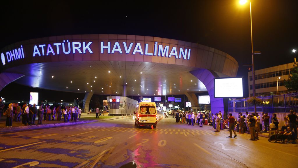 Dos explosiones y un tiroteo en el aeropuerto de Ataturk
