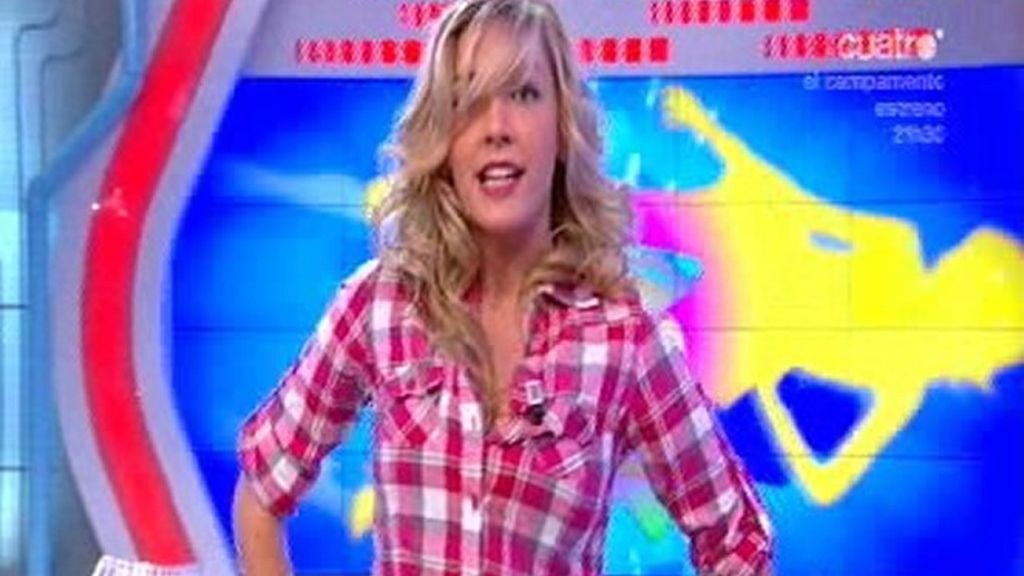 Anna con camisa de cuadros rojos