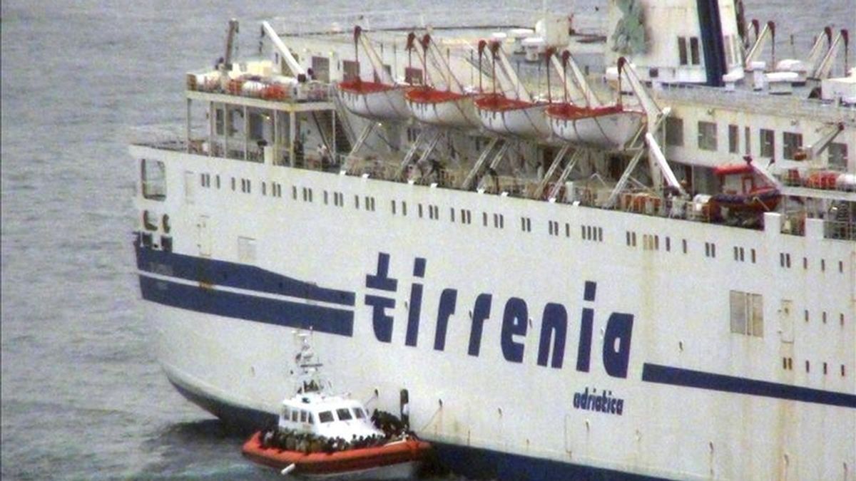 Una lancha de la Guardia Costera italiana recogiendo refugiados de un ferry de la compañía italiana Tirrenia Adriatica en las costas de Lampedusa (Italia) hoy. EFE