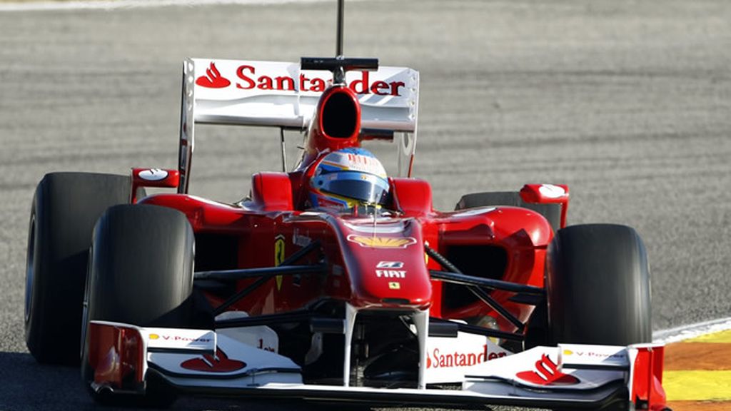 Alonso arrasa con el F10