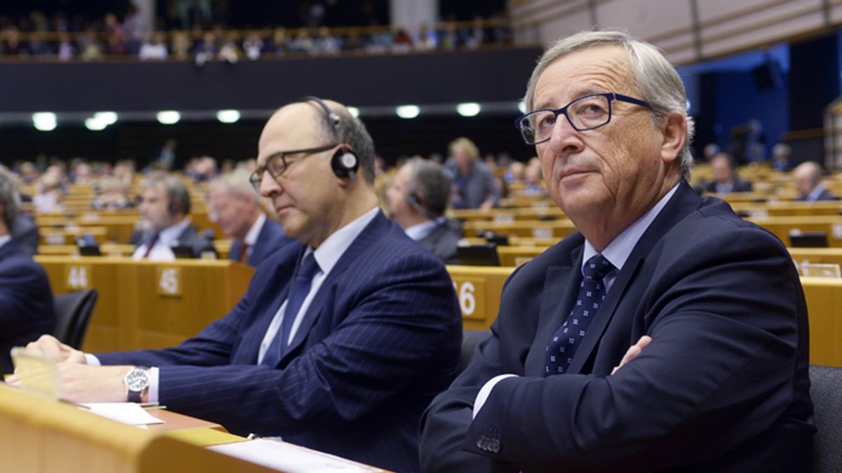 El presidente de la Comisión, Jean Claude Juncker, asiste a una sesión de la Eurocámara