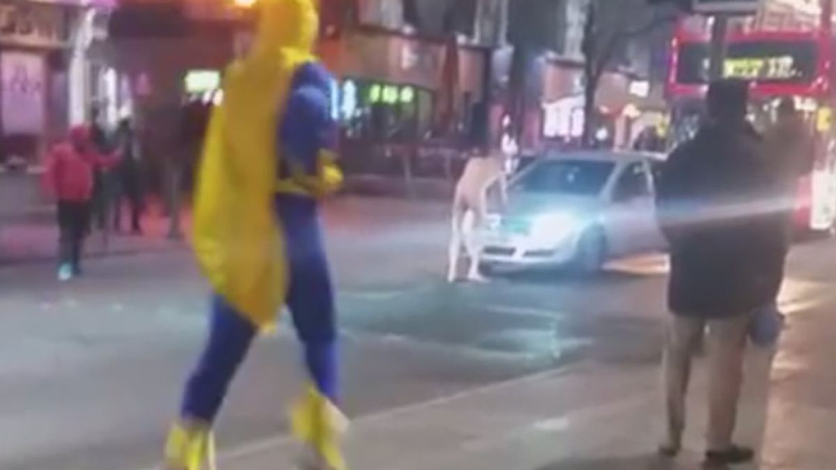 Bananaman entra en escena para detener a un exhibicionista borracho