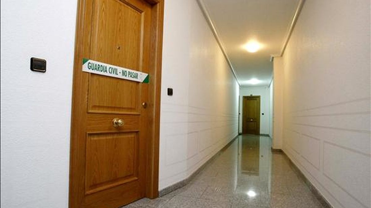 Imagen de la puerta de la vivienda donde ayer fue asesinada una joven de 23 años a manos de su ex pareja, también de 23 años, que tenía una orden de alejamiento en vigor. EFE Imagen de la puerta de la vivienda donde ayer fue asesinada una joven de 23 años a manos de su ex pareja, también de 23 años, que tenía una orden de alejamiento en vigor. EFE